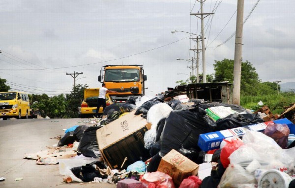 Taxistas sorprendidos arrojando basura en el lugar.