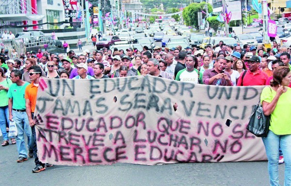 Docentes quieren aumento.