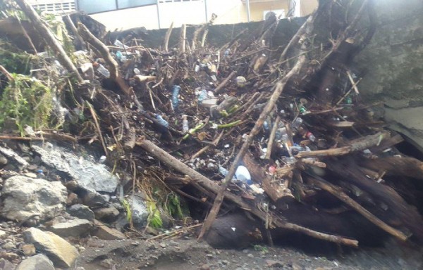 Ramas de árboles y basura provocaron colapso de alcantarilla en Cerro Viento.