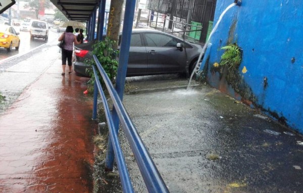 Las filtraciones de agua han afectado el acceso a las personas con discapacidad.