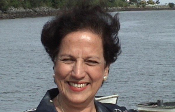 Gloria Grifo, a la izquierda, rechaza planteamientos de Rosa María Britton, a la derecha.