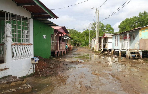 Decenas de familias en Playa Leona y Puerto Caimito viven a riesgo por los aguajes.