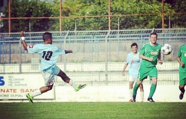 Rogelio Viteri es universitario y tiene talento para el fútbol.