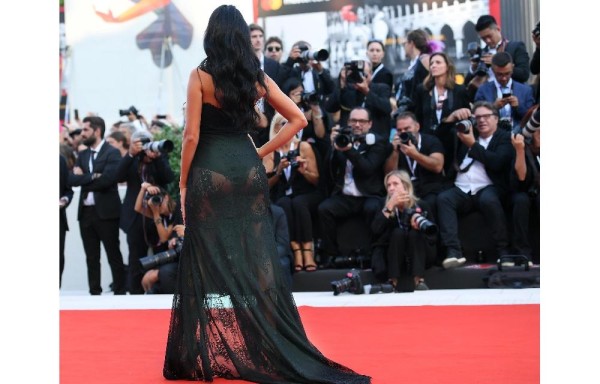 ¡Transparente! Pareja de Cristiano Ronaldo enseña su colita en Venecia