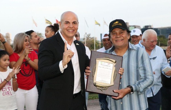 Roberto Durán fue el gran festejado en el Hipódromo.