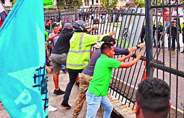 En período de reformas Asamblea gasta 25 mil en armas