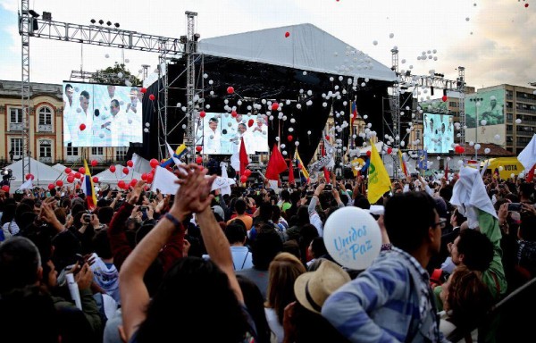 El pueblo estalla en emoción.