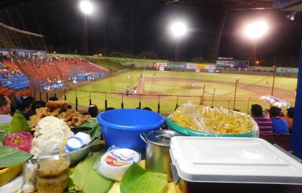 La comida es un atractivo para asistir a cada partido de la liga.