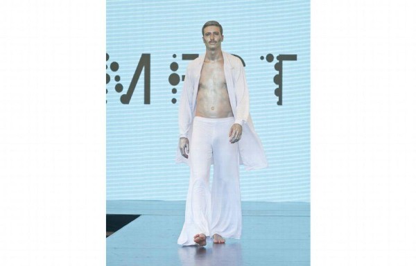 Usa caca de vaca para hacer vestidos