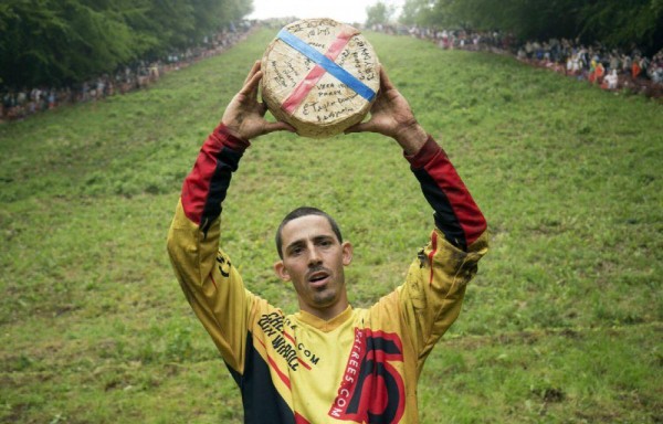 El loco festival del ‘queso rodante'