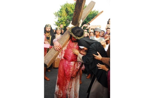 Pesé realiza el drama de la Pasión al aire libre.