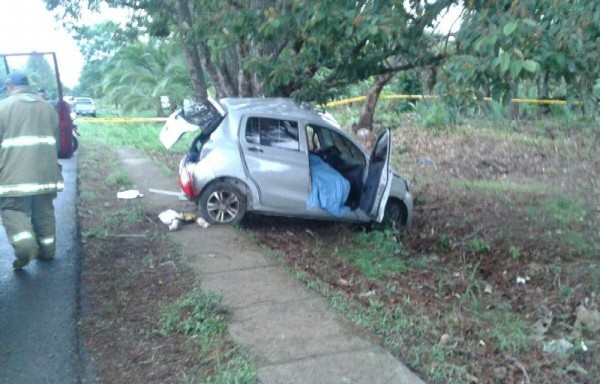 Conductora del auto Suzuki perdió el control del timón y se estrelló con el árbol.