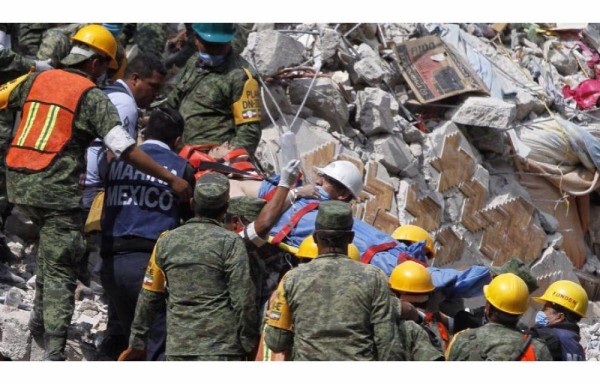 Sigue la búsqueda de sobrevivientes del terremoto entre los escombros en México.