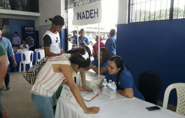 INADEH investiga firmas falsificadas en libros de aspirante presidencial