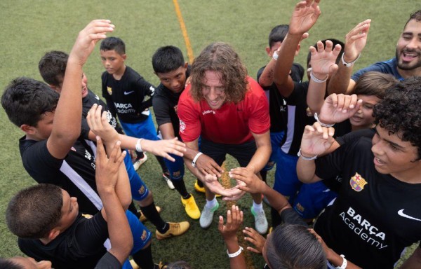 Puyol comparte con niños panameños