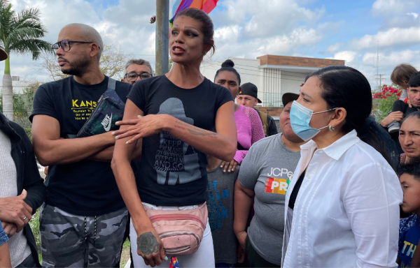 La activista LGBT Dayanna de la O Rivadeneiro (c) participa en una manifestación el 18 de diciembre de 2022 en la ciudad de Matamoros, estado de Tamaulipas (Mexico).