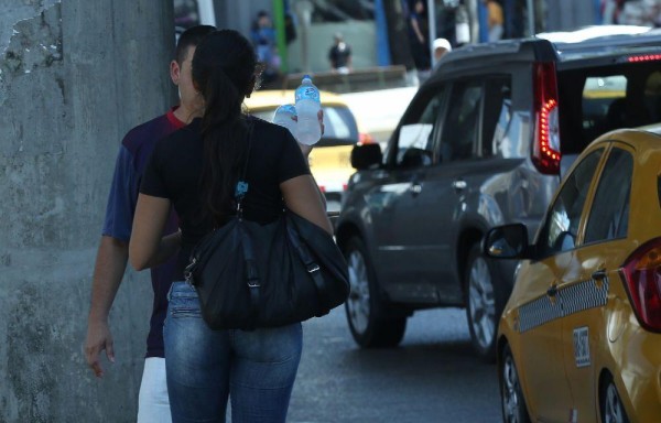 En los semáforos y avenidas es fácil ver extranjeros ejerciendo el comercio informal.