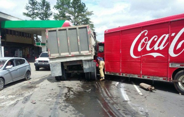 Mal cálculo de uno de los conductores provocó el accidente.