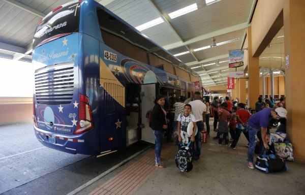 Las personas madrugaron para viajar al interior del país.