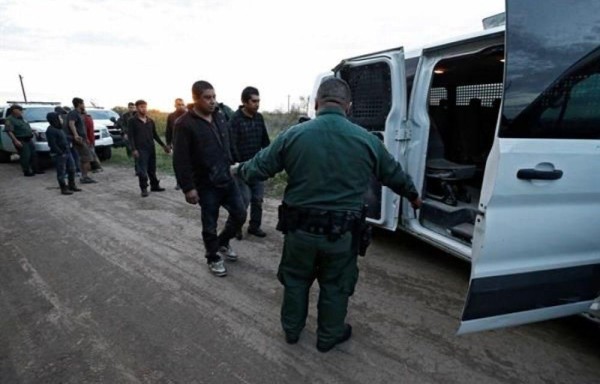Capturan a migrantes en Texas.