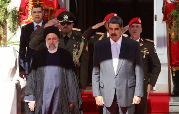 Nicolás Maduro recibe en Caracas al presidente de Irán