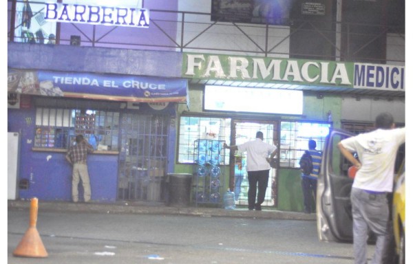 Expendio de bebidas se da a un costado de la farmacia.