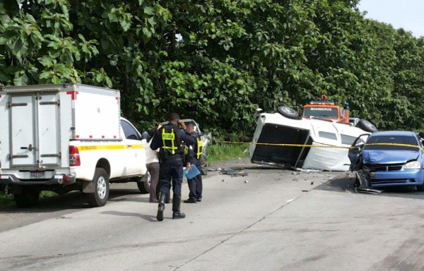 ‘Pick-up' se salió de la carretera y colisionó a dos autos más.