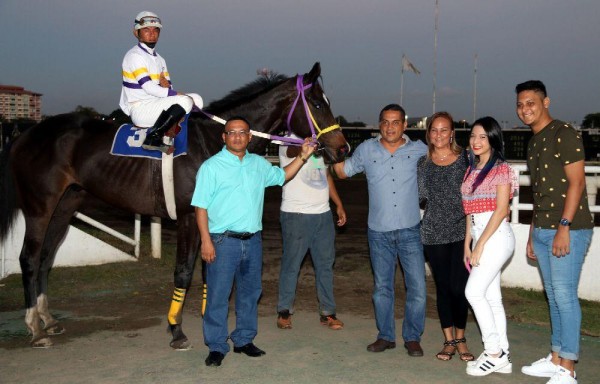 ‘PEDRO CHICOTE', PENSIONISTA DEL STUD COCO DE BELLO | Luego de fallar en sus primeros nueve intentos, en su décima salida a la pista de carreras del HipoRemón, logró ganar su primera carrera. Tras darse el oficial, fue recibido por su propietario, José Felix De Bello, acompañado de su esposa, hijos y familiares.