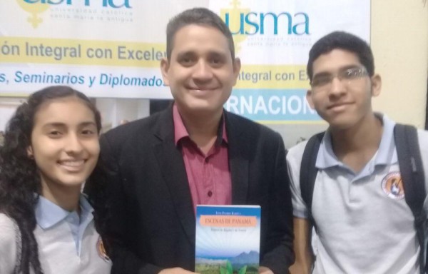 El escritor promociona su libro en la XIII Feria del Libro