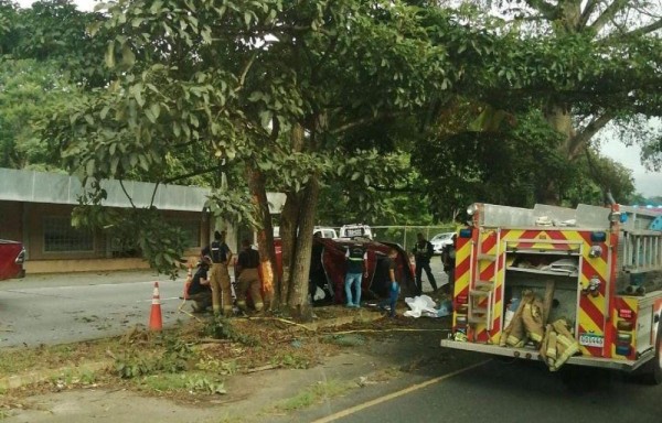 Conductor de un auto perdió el control y se volcó en la comunidad de Villa Carmen en Capira.