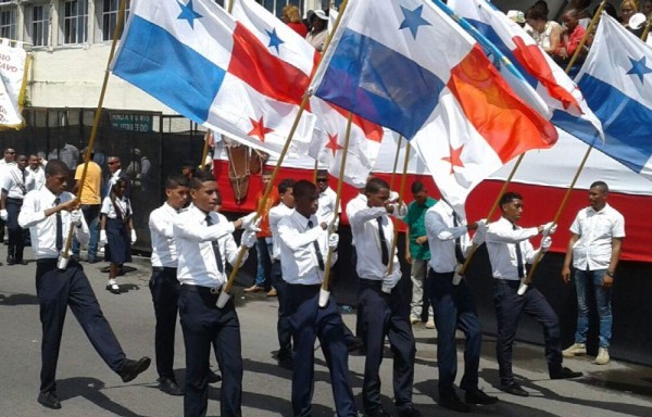 Los estudiantes portaron con mucho orgullo la tricolor.