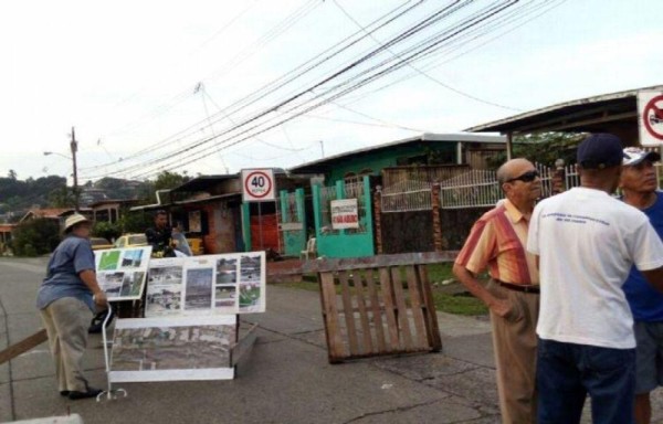 En varias ocasiones, los moradores han cerrado el paso a las maquinarias de la inmobiliaria.