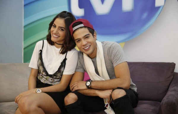 Ella tiene 21 años, él 22. Se enamorarón en el rodaje.