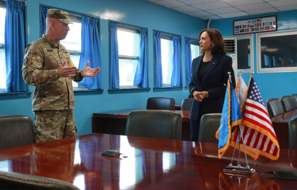 La vicepresidenta de EEUU, Kamala Harris, visita instalaciones de la frontera entre las dos Coreas.