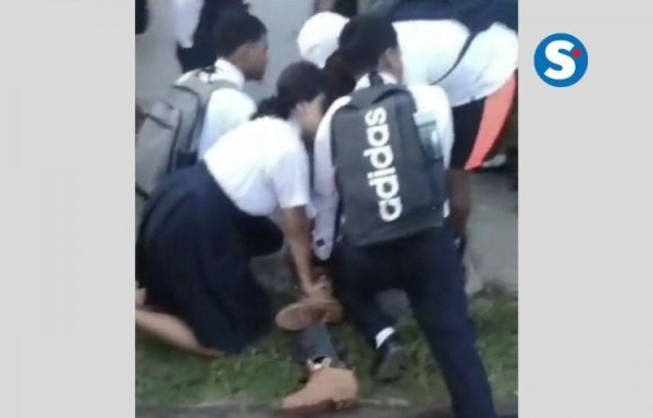 Estudiantes que ayudaron a la captura del agresor..