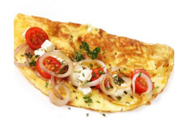 Empiece el día con un omelet relleno de ensalada