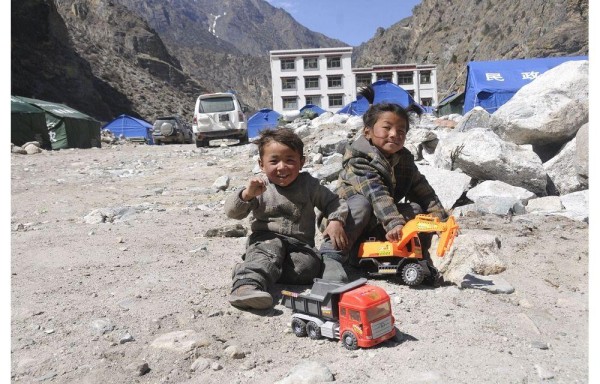 Niños jugando en un refugio temporal en una región autónoma del Tíbet.