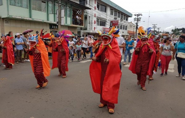 Desfile típico en honor a Santiago Apóstol