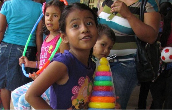 Un pequeño mostrando el regalo que recibió.