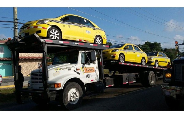 Se llevaron treinta taxis en grúa y fueron multados por la ATTT.