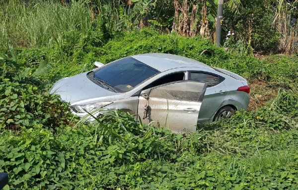 Uno de los supuestos narcos intentó escapar en este auto.