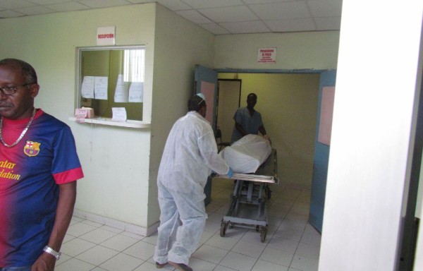 Momentos en que el cadáver era transportado a la morgue de la provincia de Colón.