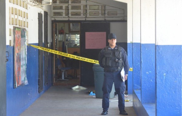 Las autoridades educativas temen denunciar por su seguridad. El colegio solo tiene un celador.