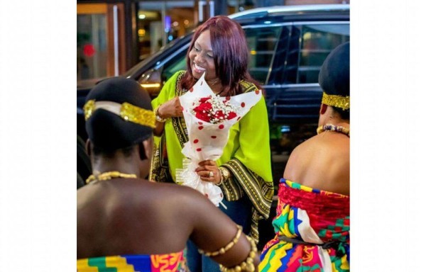 Kayra Harding tomó un vuelo a Ghana para convivir con la familia de su príncipe