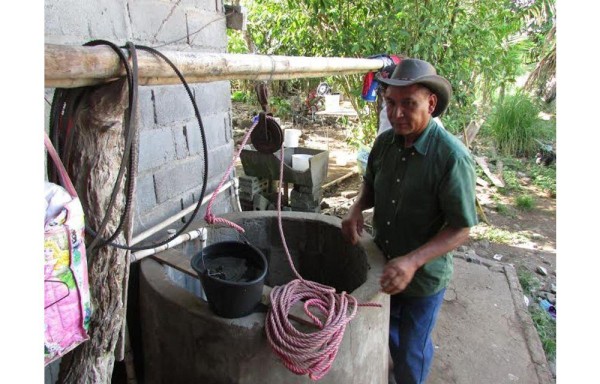 La comunidad está alarmada, pues los pozos se secan y el nivel de los ríos disminuye.