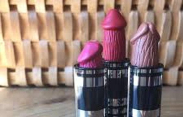 El último grito de la belleza: labiales en forma de pene