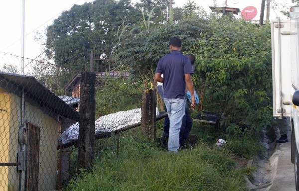 Las autoridades presumen que el fallecido, tras ser agredido, fue lanzado en el terreno privado.