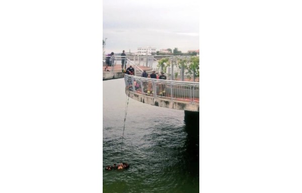 Rescatan a dos personas&nbsp;que cayeron al mar en la Cinta Costera 3