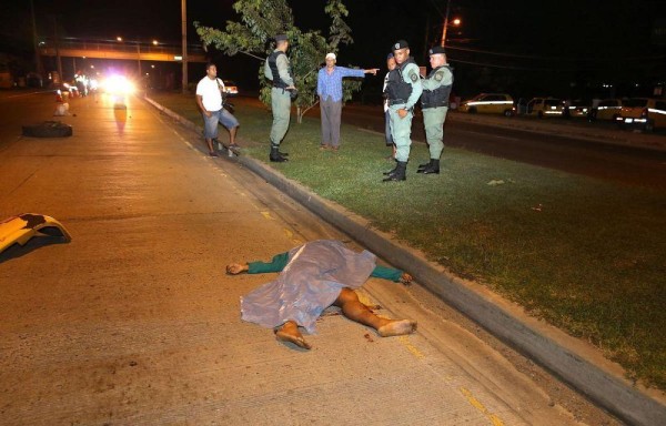 El cuerpo del desconocido quedó tendido en medio de la vía principal en Felipillo.