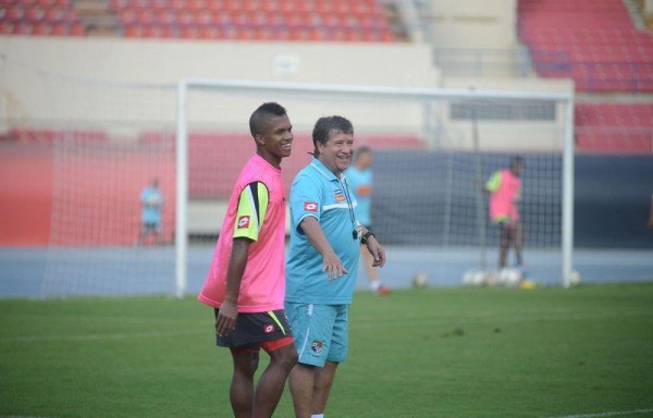 Hernán Gómez (d) le da instrucciones a Luis Ovalle.